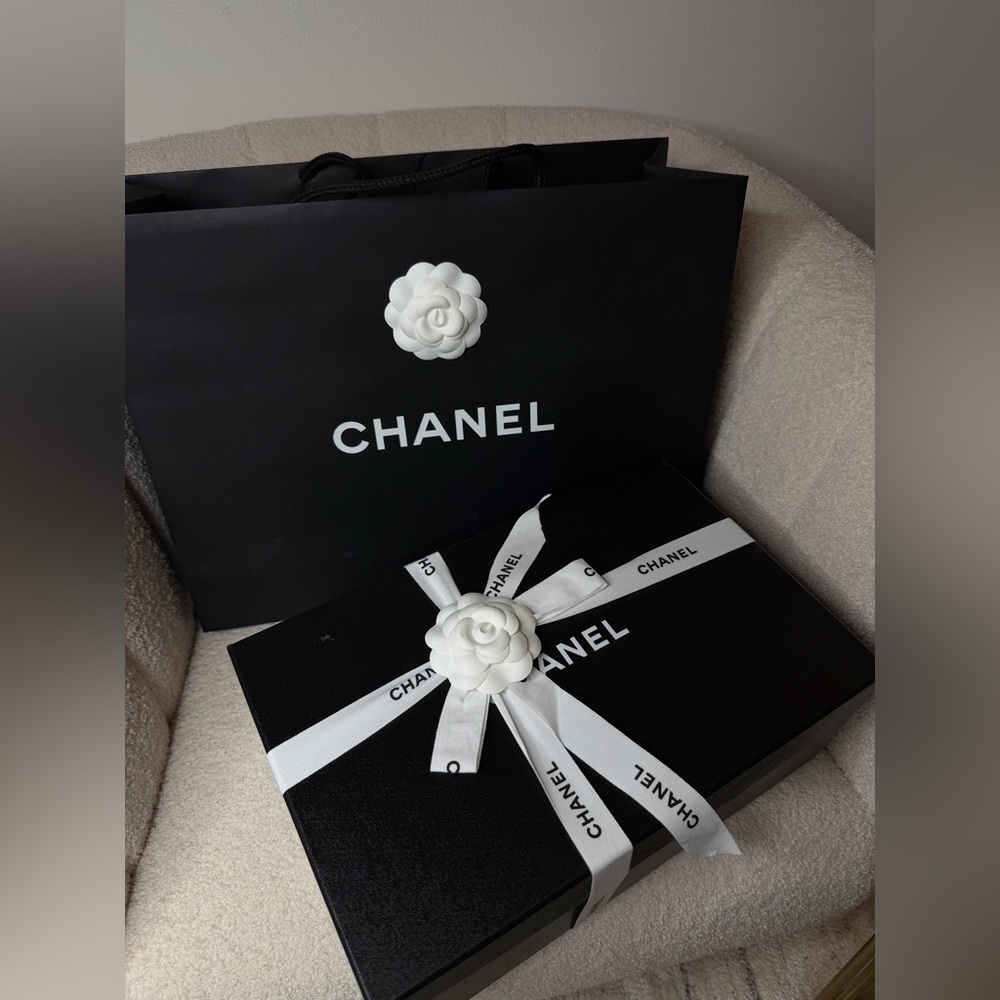 Chanel CC Logo Sneakers – White & Black – Full Boutique Set – Brand New - Picture 13 of 13